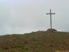 samotny krzyż we mżawce na szczycie